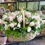 Красочная доставка цветов в Омске и декоративная зелень букетов